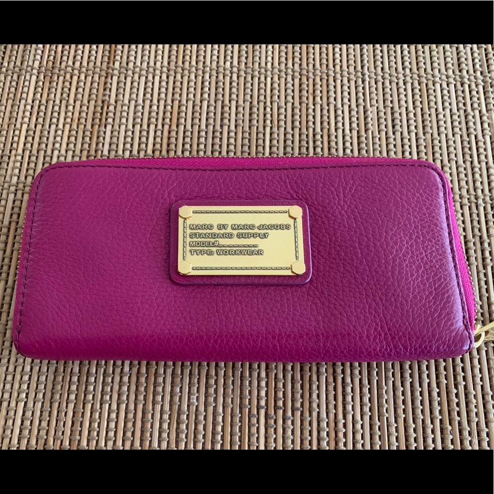 MARC BY MARC JACOBS slim zip around